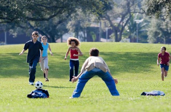 Niños jugando en el parque